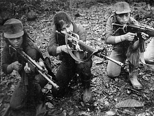 Kämpferinnen in den Reihen der Guerilla.