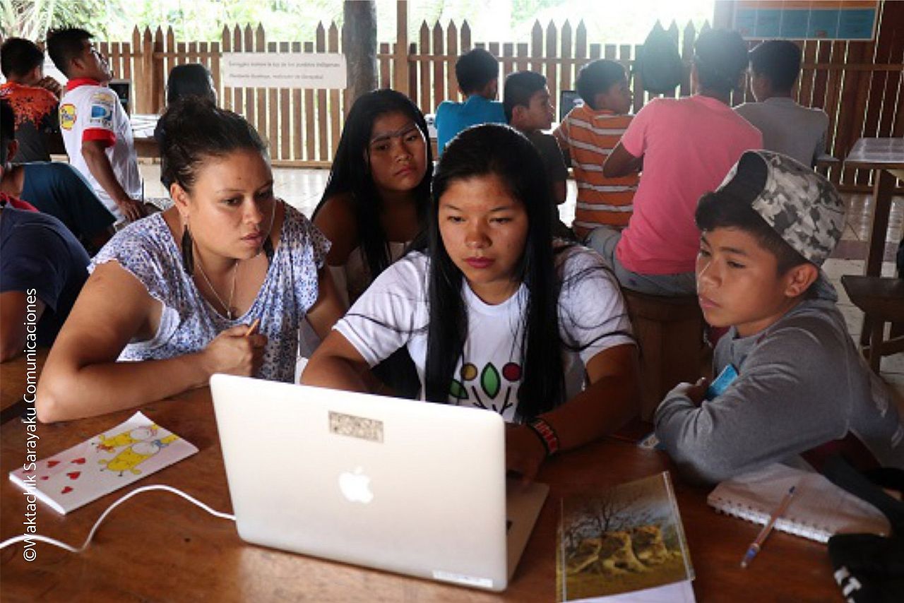 Sarayaki: Teilnehmer*innen des Jugendworkshops vor dem Laptop.©Waktachik Sarayaku Comunicaciones
