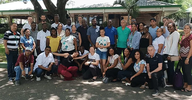Die Teilnehmenden des internationalen KlimaWald-Jahrestreffens posieren gemeinsam für ein Gruppenfoto vor dem Tagungsgebäude in Dajabón.