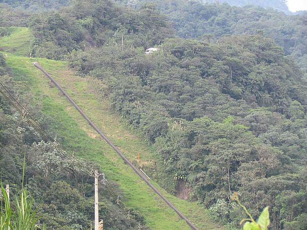 Pipeline im Regenwald Ecuadors ©OroVerde/M.Baumann
