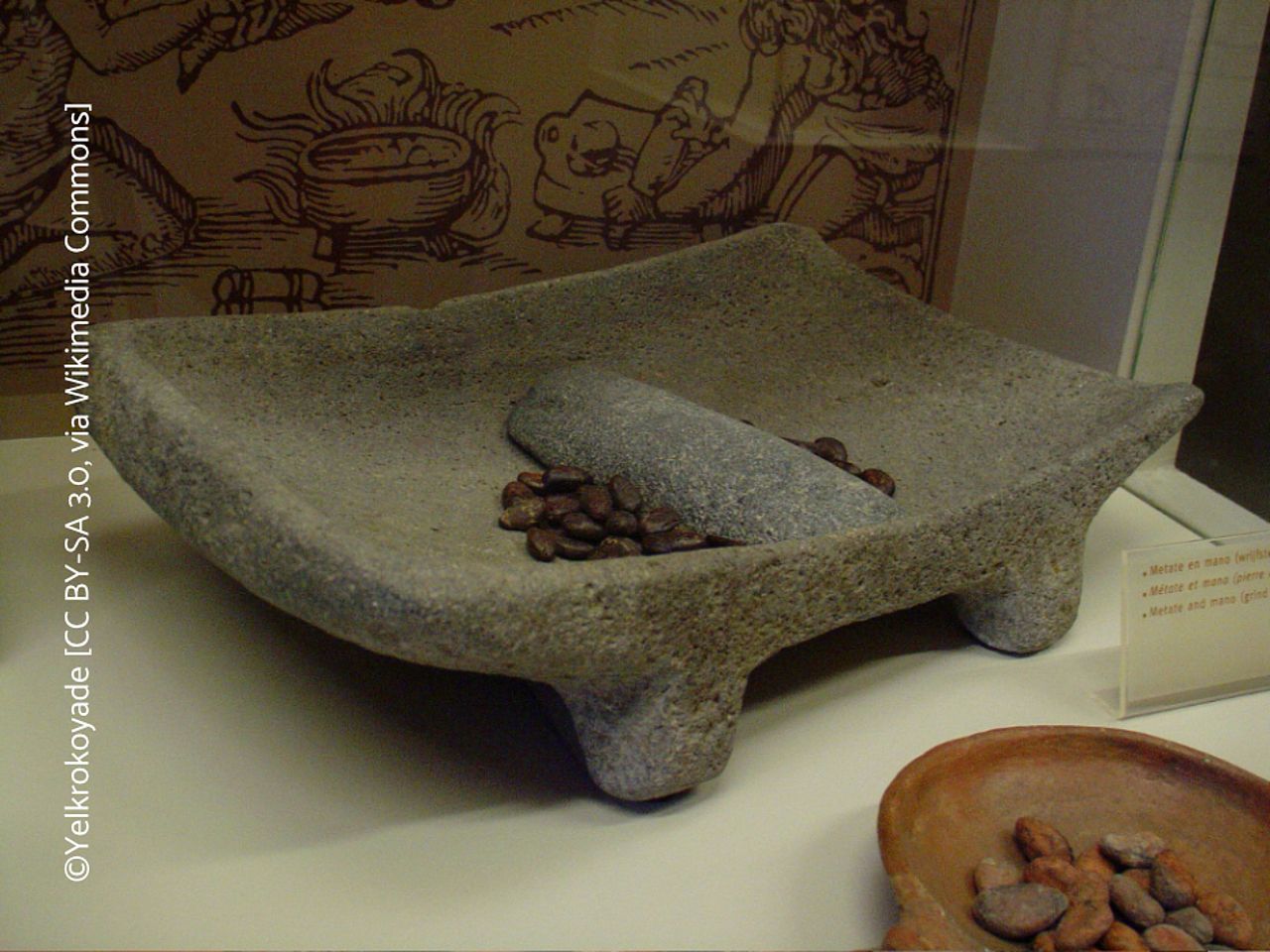Metate (Mahlstein), auf dem per Hand die Kakaobohnen zerrieben wurden. © Yelkrokoyade, CC BY-SA 3.0, via Wikimedia Commos