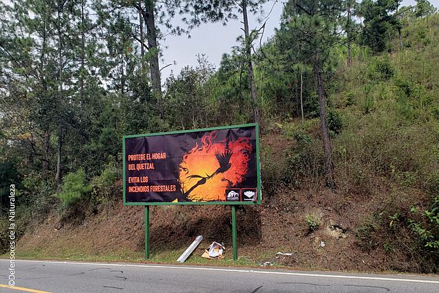 Schild zur Waldbrandprävention am Straßenrand in Guatemala. ©Defensores de la Naturaleza