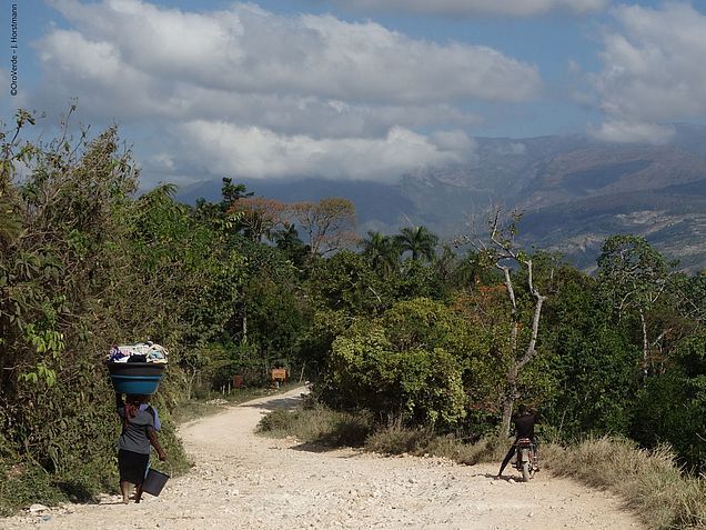 Haitianerin auf dem Weg zum Waschen an der Quelle, Region Grand Gosier, Projektregion Welthungerhilfe Thiotte im Südosten Haitis.
