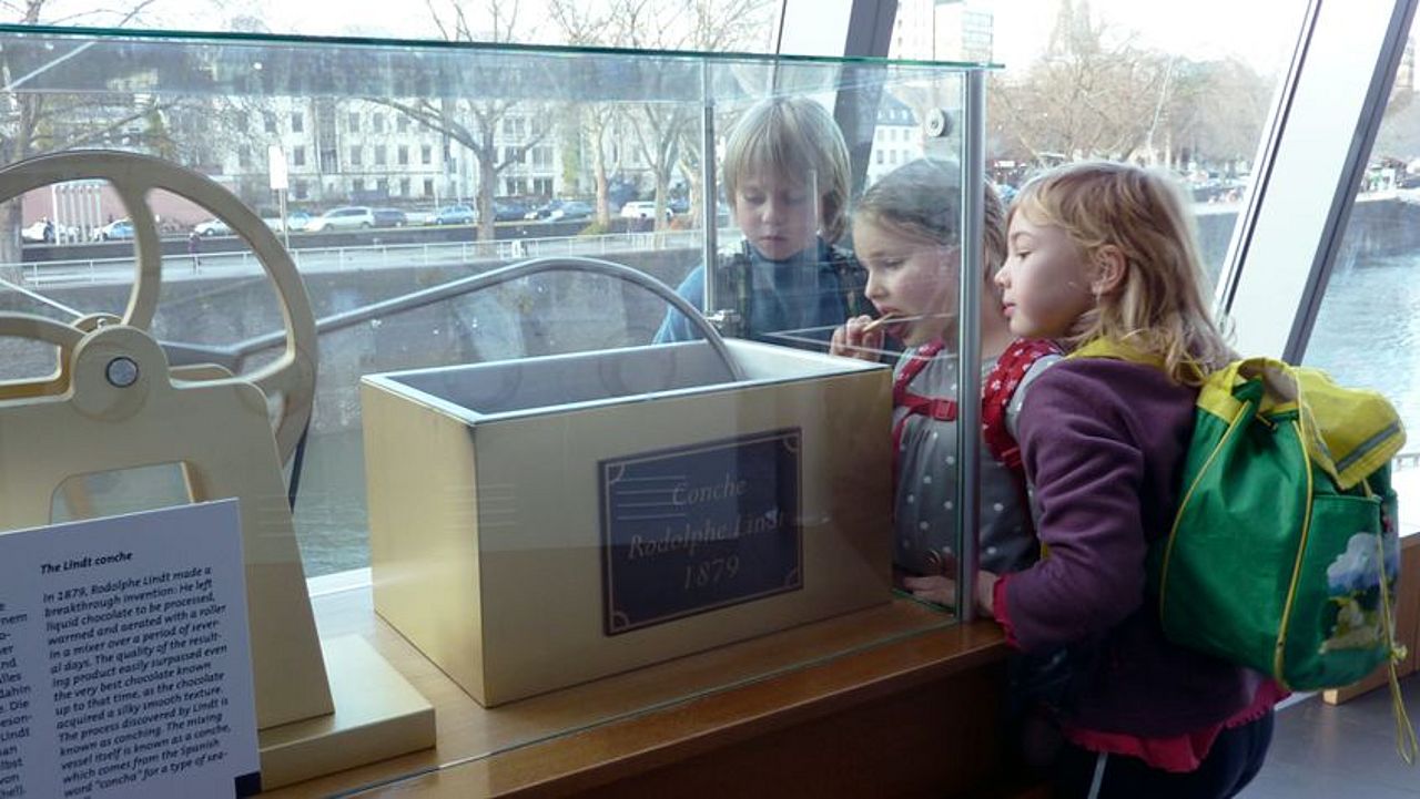 Schüler in der Ausstellung des Schokoladenmuseums © OroVerde