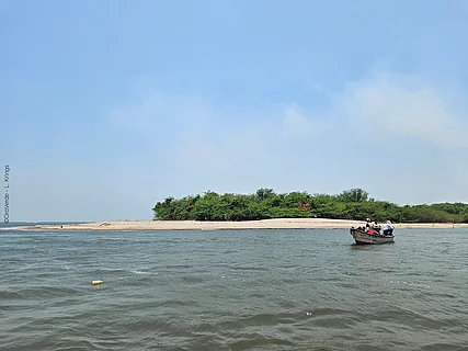 Ein Fischerboot auf dem Meer in Honduras.