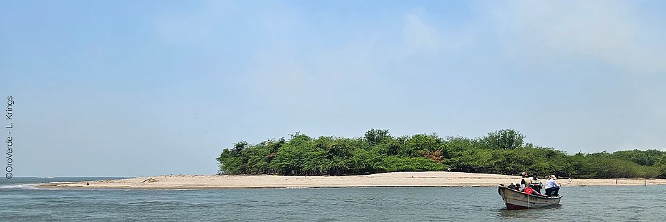 Ein Fischerboot auf dem Meer in Honduras.