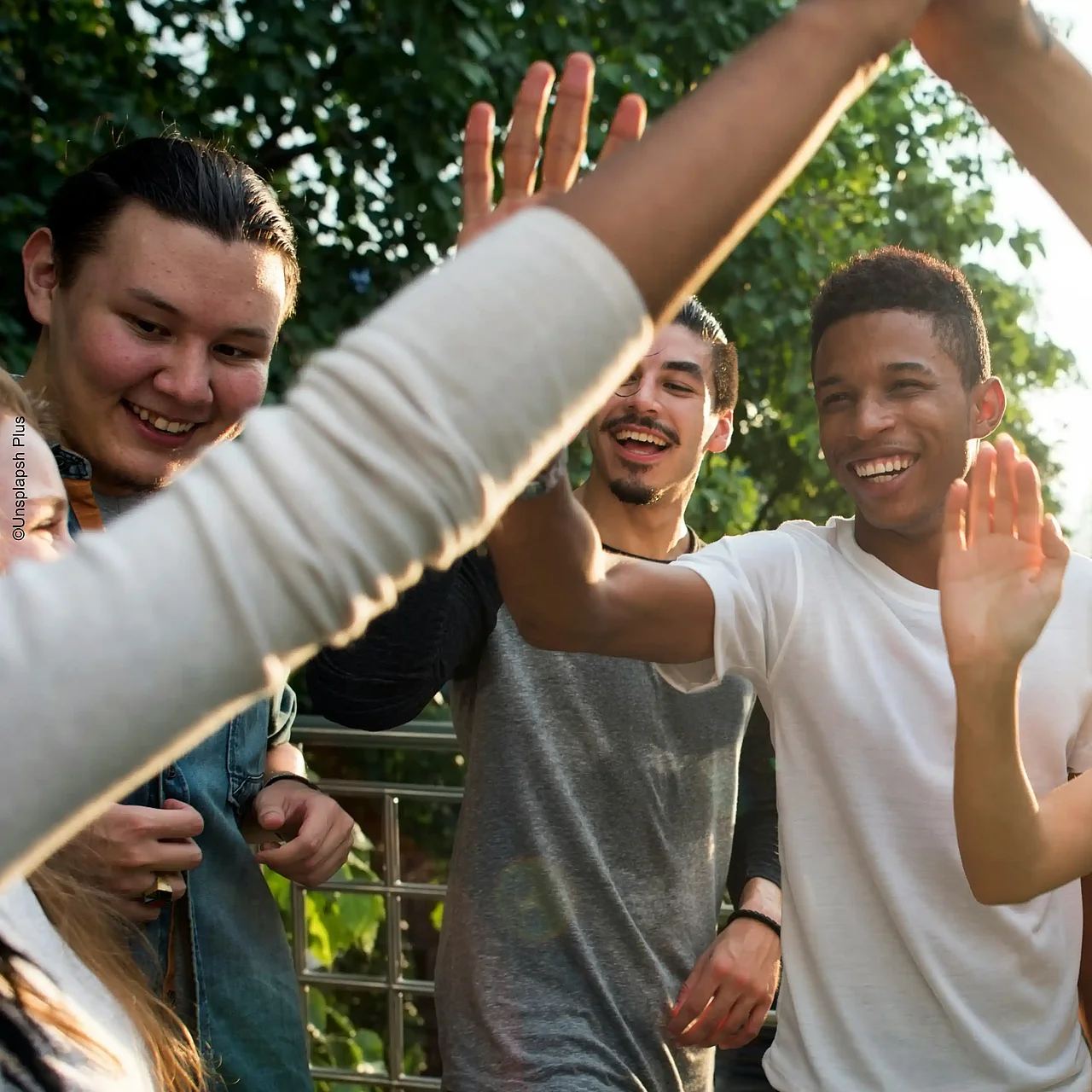 Motivierte junge Menschen geben sich ein 'Highfive'