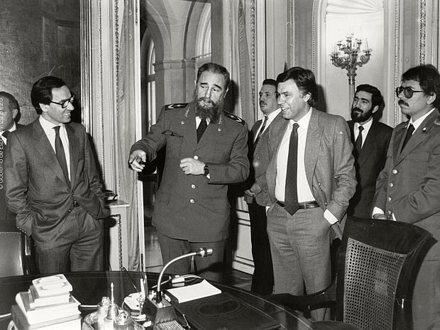 Von links: Felipe González, Präsident Spaniens, hört Fidel Castro zu. Rechts: Vizepräsident Alfonso Guerra und Daniel Ortega. 16. Februar 1984, Palacio de la Moncloa, Madrid.