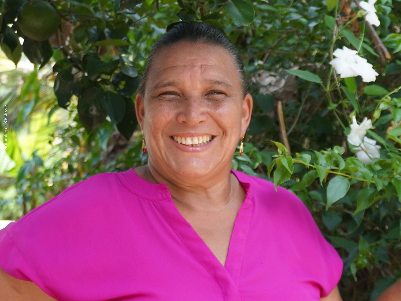 Eine fröhliche Bäuerin im Regenwald