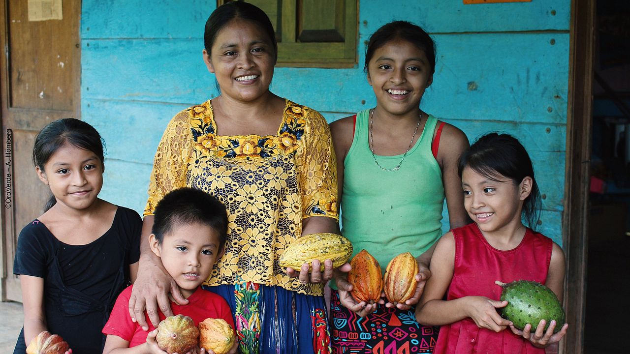 Bauern-Familie mit kakao-Früchten ©OroVerde 