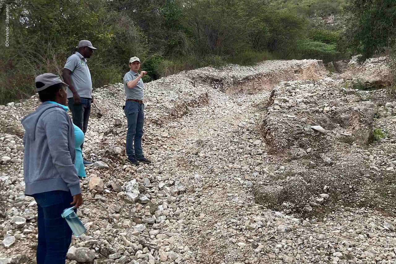 Starke Niederschläge haben ihre Spuren auf einer Straße in der haitianischen Projektregion Thiotte hinterlassen. Johannes Horstmann, KlimaWald-Programmleiter, begutachtet mit Mitarbeitenden unserer Partnerorganisation Welthungerhilfe die Situation vor Ort. ©OroVerde