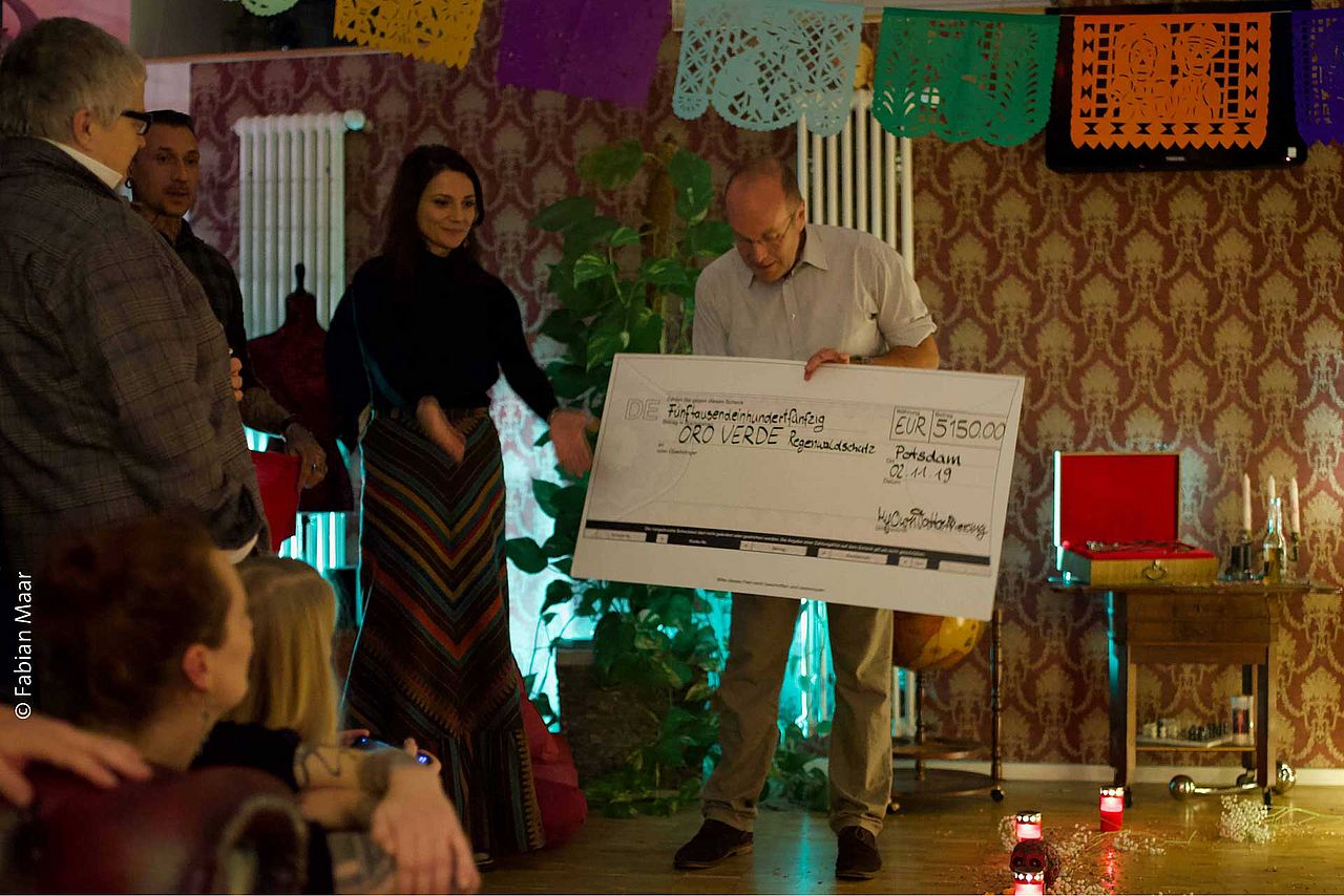 Linda Marlen Runge übergibt die Spenden des Tattoostudios „My Own Tattoo und Piercing“ an Harald Kächele von OroVerde – Die Tropenwaldstiftung © Fabian Maar Linda Marlen Runge übergibt die Spenden des Tattoostudios „My Own Tattoo und Piercing“ an Harald Kächele von OroVerde – Die Tropenwaldstiftung © Fabian Maar