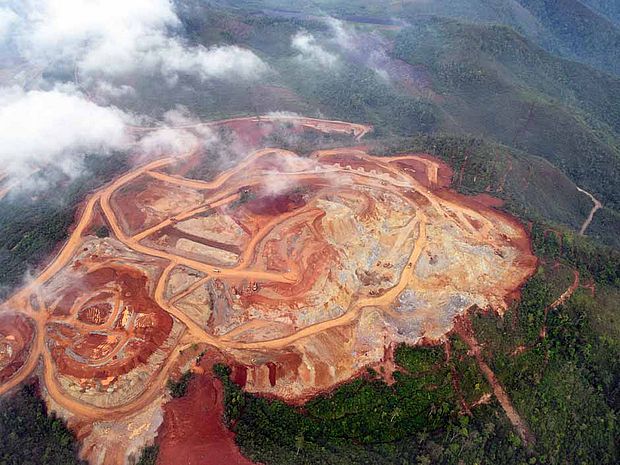 Bedrohung des Regenwaldes: Nickel-Mine mitten im Regenwald © OroVerde