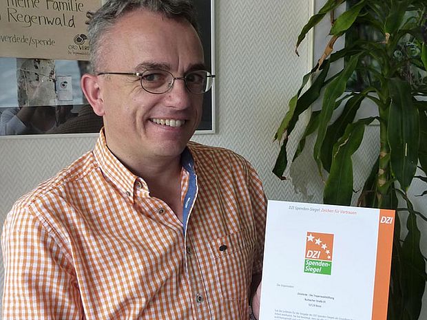 Dr. Volkhard Wille präsentiert die Urkunde des Deutschen Zentralinstituts für soziale Fragen (DZI)