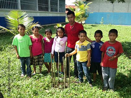 Kinder in einer Grundschule in Guatemala nehmen an einer Baumpflanzaktion teil ©FDN