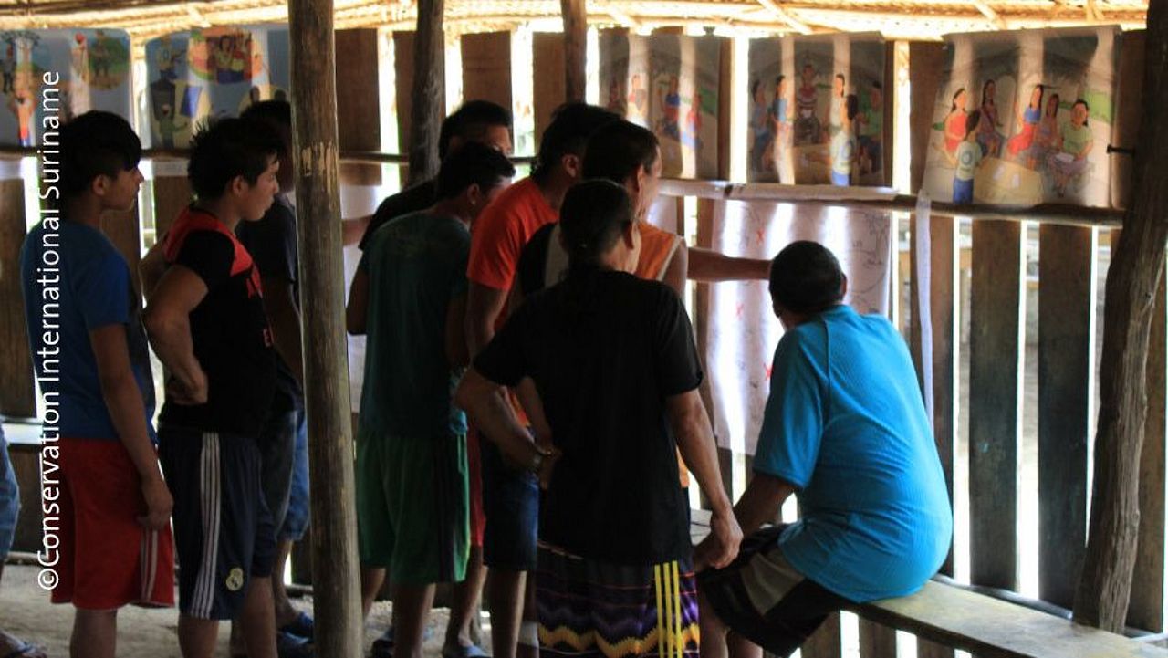 Die Menschen der Gemeinden lernen mehr Selbstbestimmung und schützen somit Regenwald. © Conservation International-Suriname