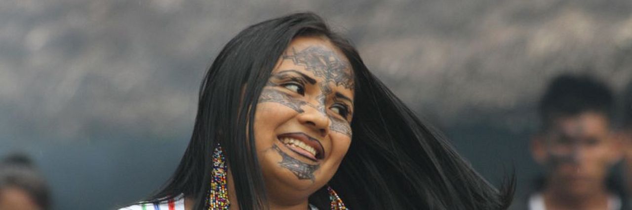 Indigene Frau tanzt ©Sarayaku - JS
