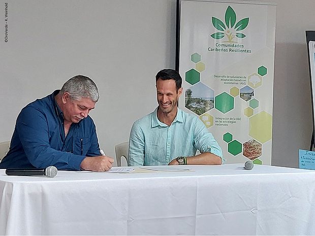  CBC-Geschäftsführer Nicasio Viña und Welthungerhilfe-Projektleiter Alexander Voets (v.l.) beim Unterzeichnen der erneuten Kooperationsvereinbarung. ©OroVerde/ K. Weinhold