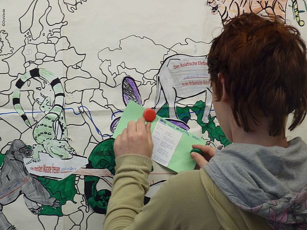 Schüler*in pinnt etwas auf eine Landkarte ©J.Schätzlein