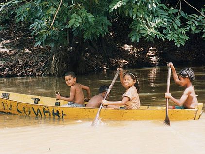 Kinder in einem Kanu ©OroVerde/E. Mannigel