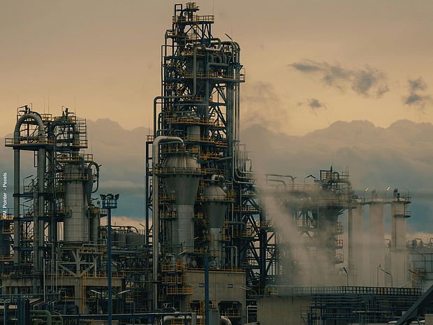 Industrielandschaft vor grauem Himmel. 