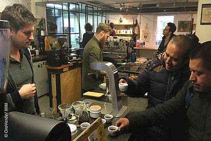 Die guatemaltekischen Projektpartner von OroVerde genießen Kaffee in der Kaffeerösterei am Rande der BioFach. © OroVerde