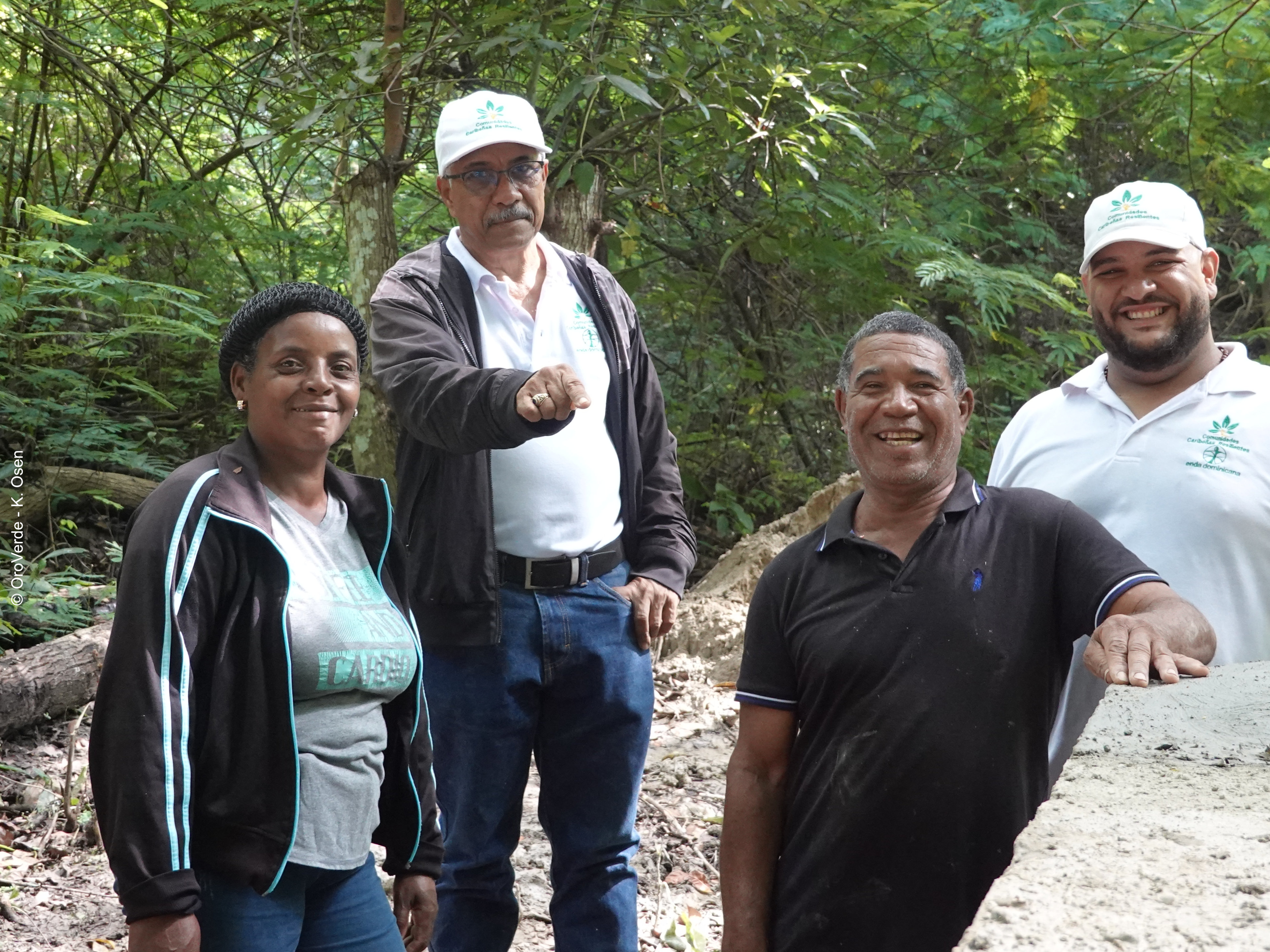 Zoyla, César, Chichi, Daividson vom Wasserkomitee an einer neugebauten Wasserzysterne. Kristina Osen, Javier und Isael beim 5-Kilometer-Lauf „Santiago Rodríguez Corre“. © OroVerde | Kristina O.