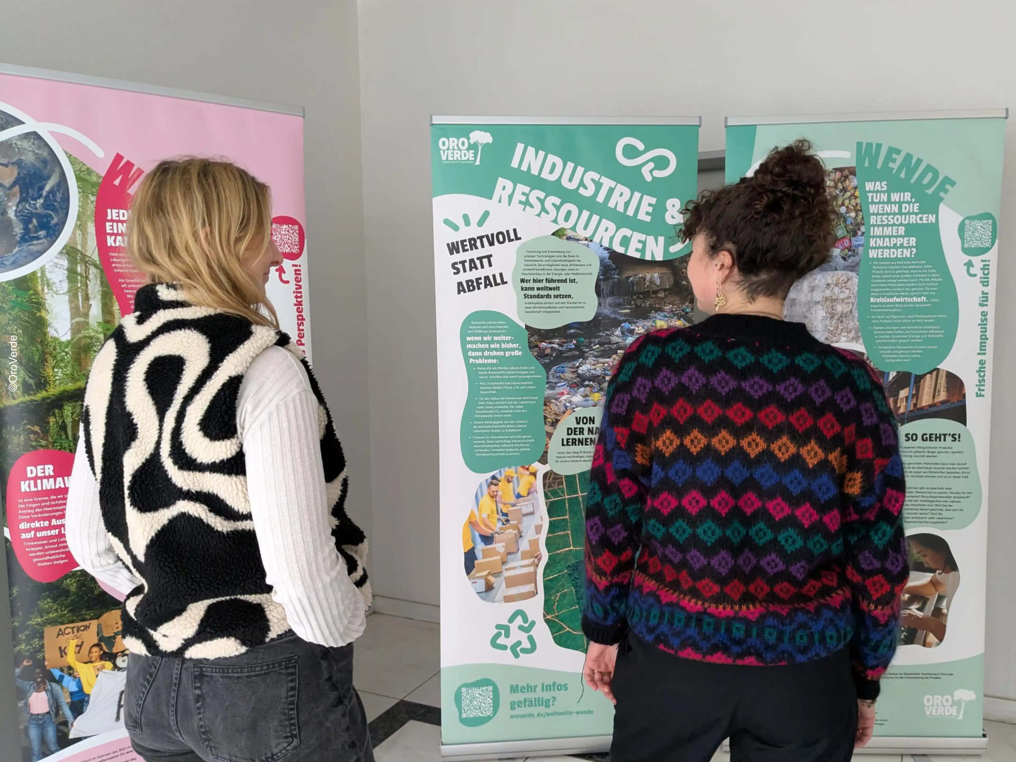 Zwei junge Frauen vor der neuen OroVerde-Wanderausstellung
