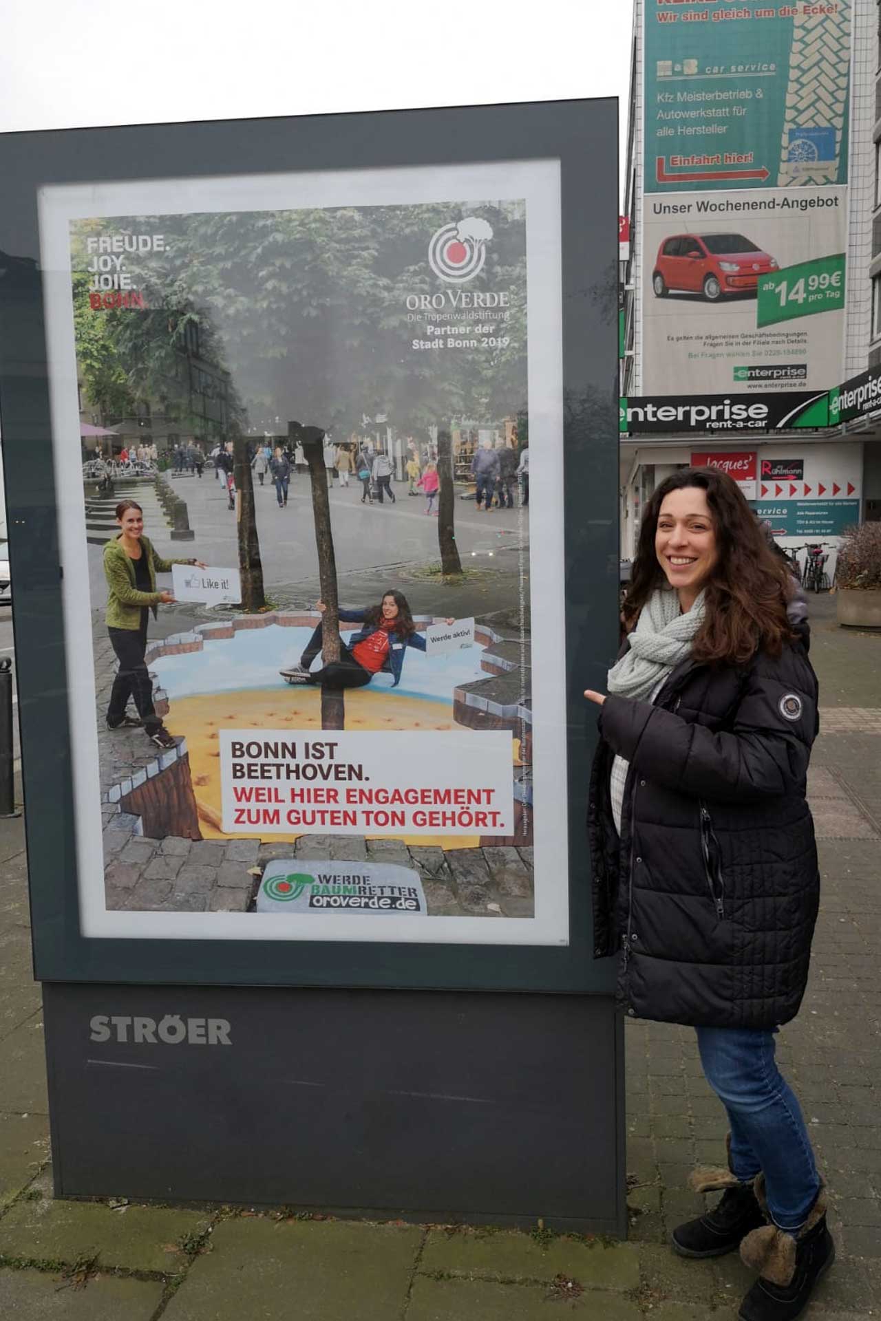OroVerde-Mitarbeiterin Andrea Kracke-Berndorf freute sich sehr über die Veröffentlichung des Beethoven-Kampagnen-Plakats der Stadt Bonn. Auch ihr Ideenreichtum floss in den Slogan mit ein. ©OroVerde