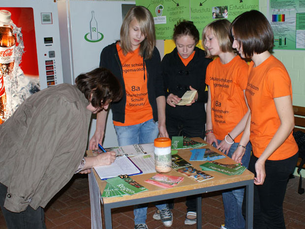 Wettbewerbe für den Regenwald: Aktion von Teilnehmern  © Gymnasium Steintal-C. Deurer